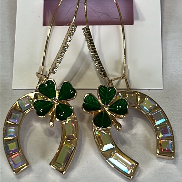 Betsey Johnson Lucking out HORSESHOE Hook EARRINGS Green St. Patrick's Day NWT - Picture 4 of 5